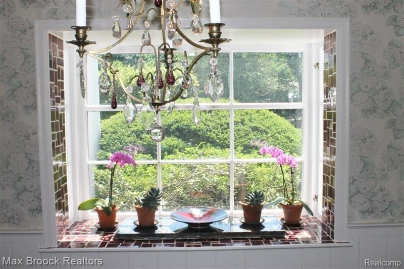 1565 North Cranbrook Road Bloomfield Hills, MI 48301 - Photo 8 of 14 Garden Window in Breakfast Nook