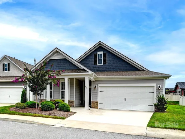 $460,000 | 527 Summerfield Place, Flat Rock, NC 28731