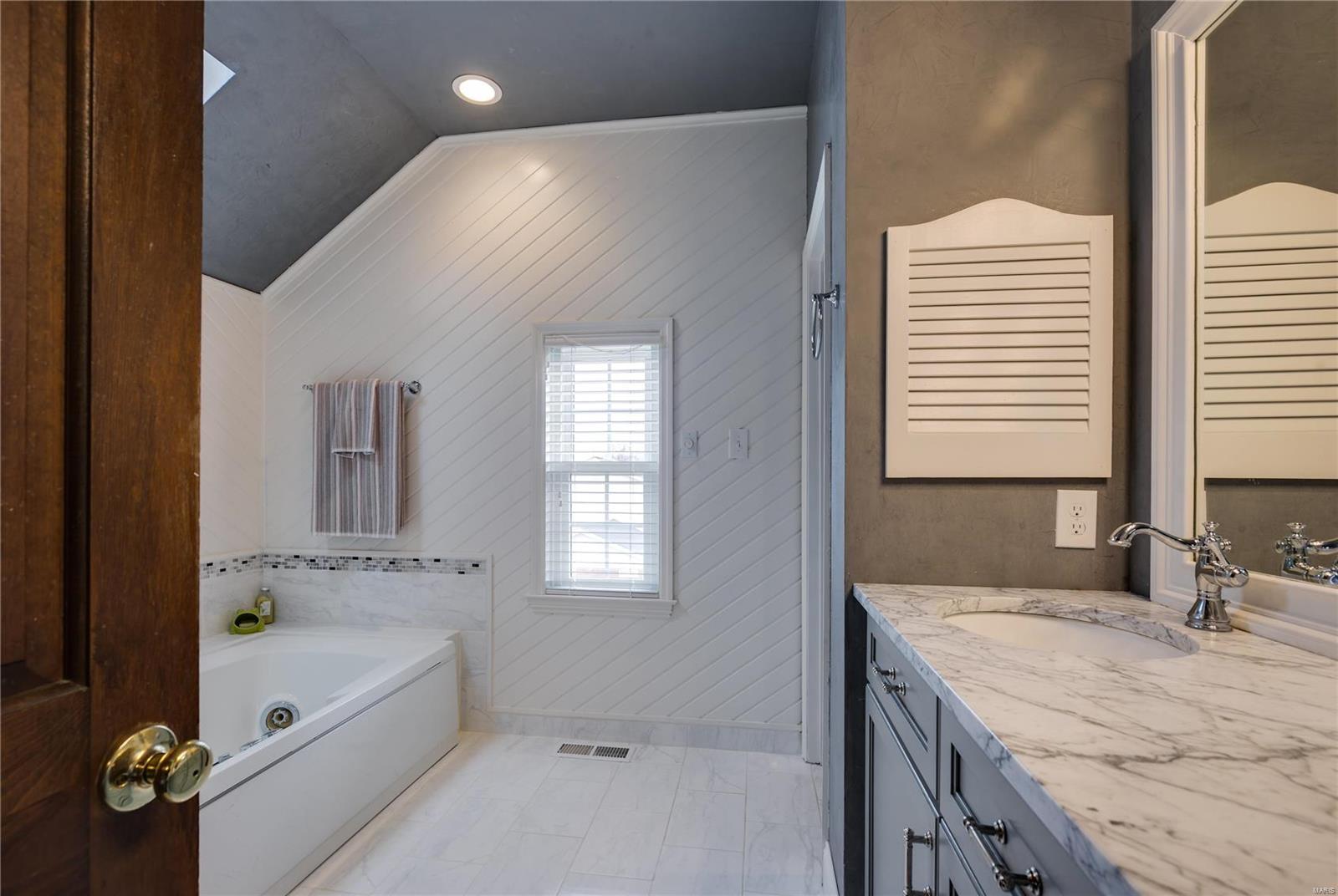 512 North Warson Road Creve Coeur, MO 63141 - Photo 20 of 35