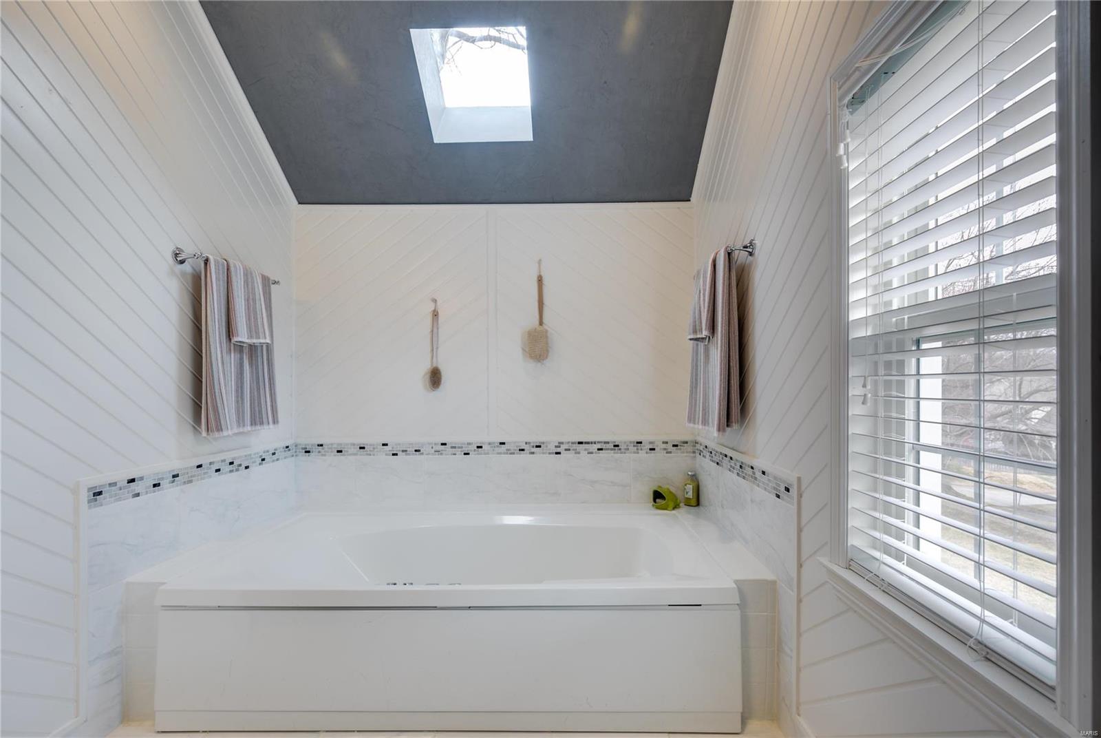 512 North Warson Road Creve Coeur, MO 63141 - Photo 21 of 35