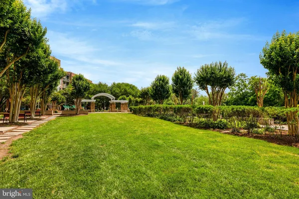 $1,100,000 | 8220 Crestwood Heights Drive, Unit 812, McLean, VA 22102