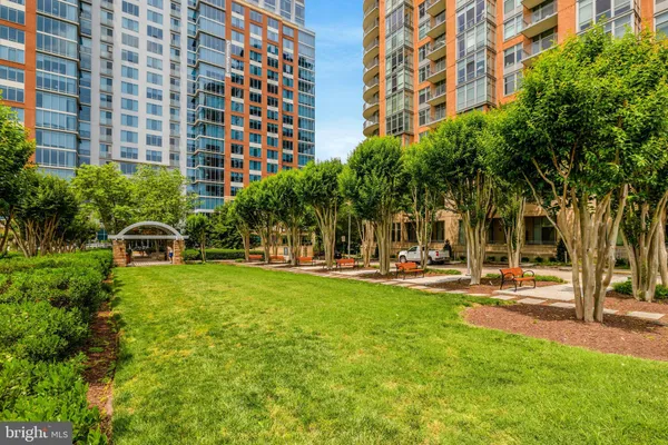 $1,100,000 | 8220 Crestwood Heights Drive, Unit 812, McLean, VA 22102