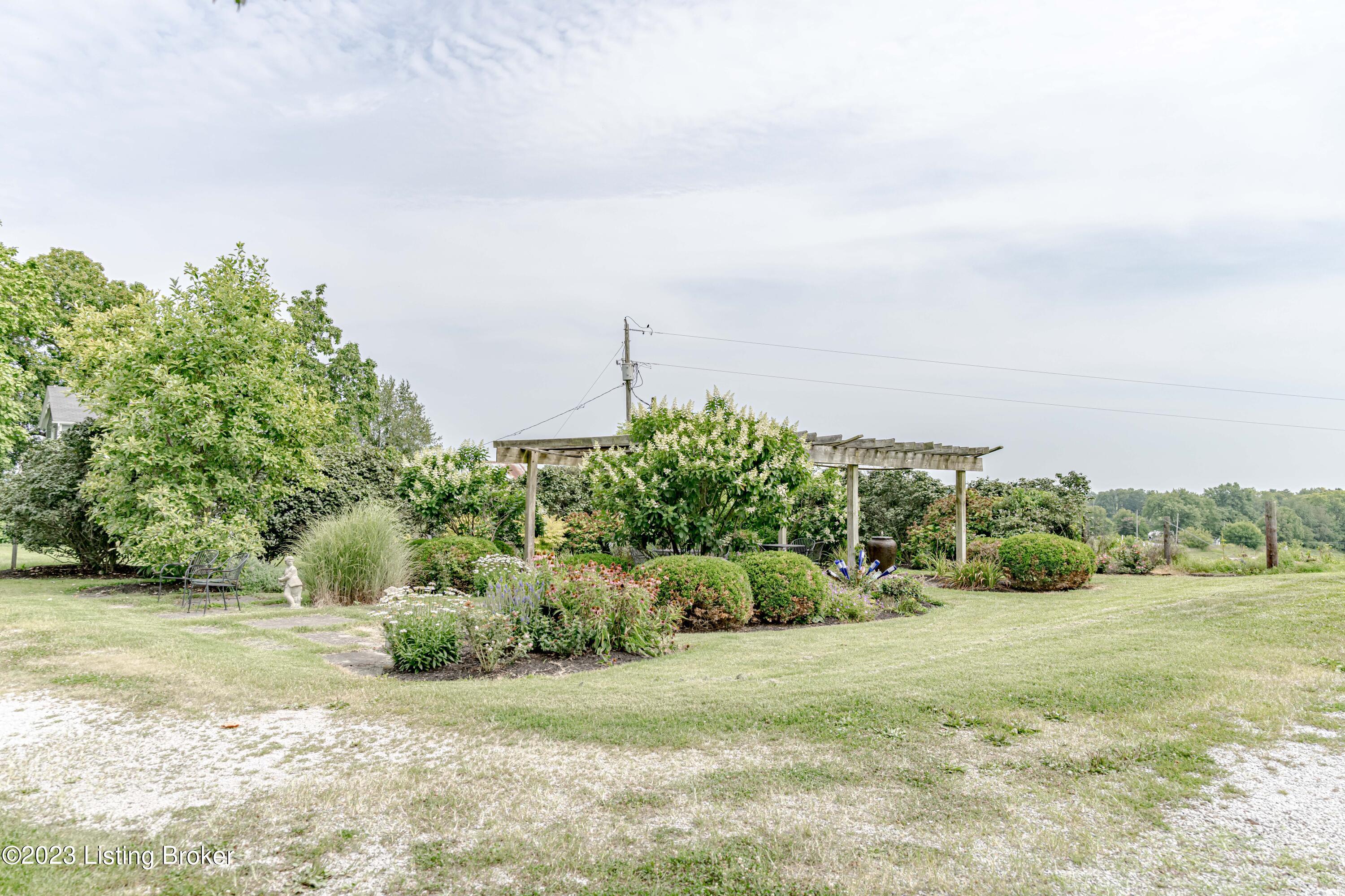 855 Drennon Road New Castle, KY 40050 - Photo 103 of 117 Outdoor_Sitting_Area1