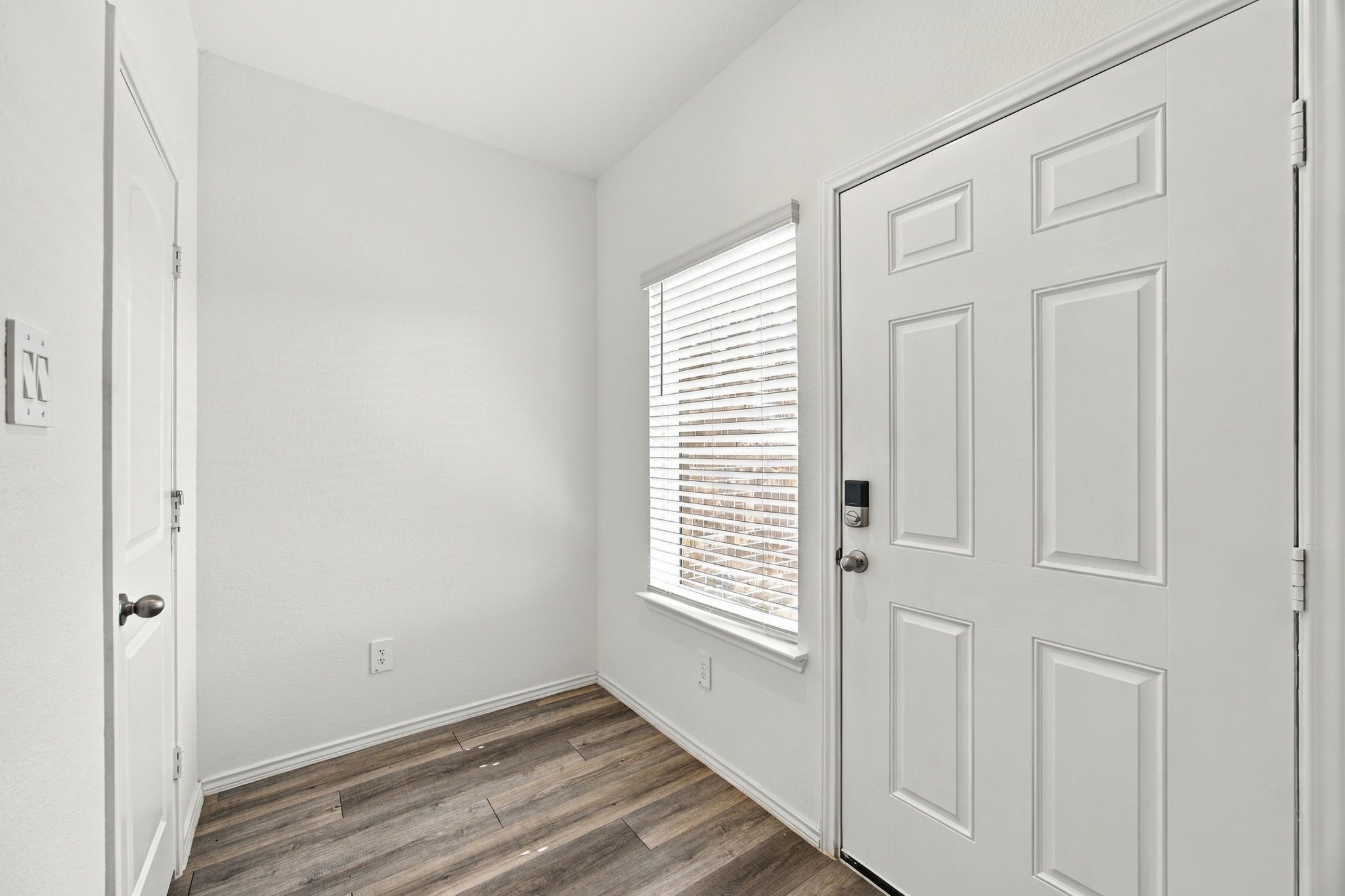 12219 Ridge River Lane Houston, TX 77067 - Photo 6 of 29 Cute foyer nook