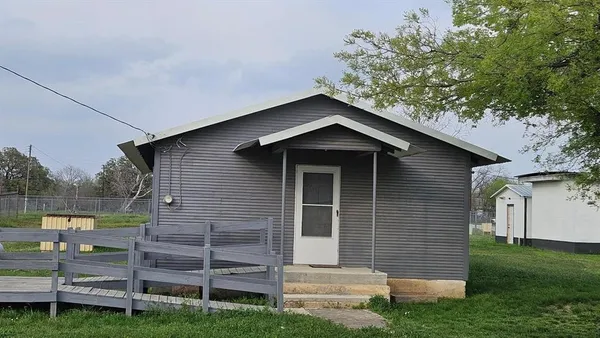 $46,500 | 4 West Sherman Street, Mullin, TX 76864