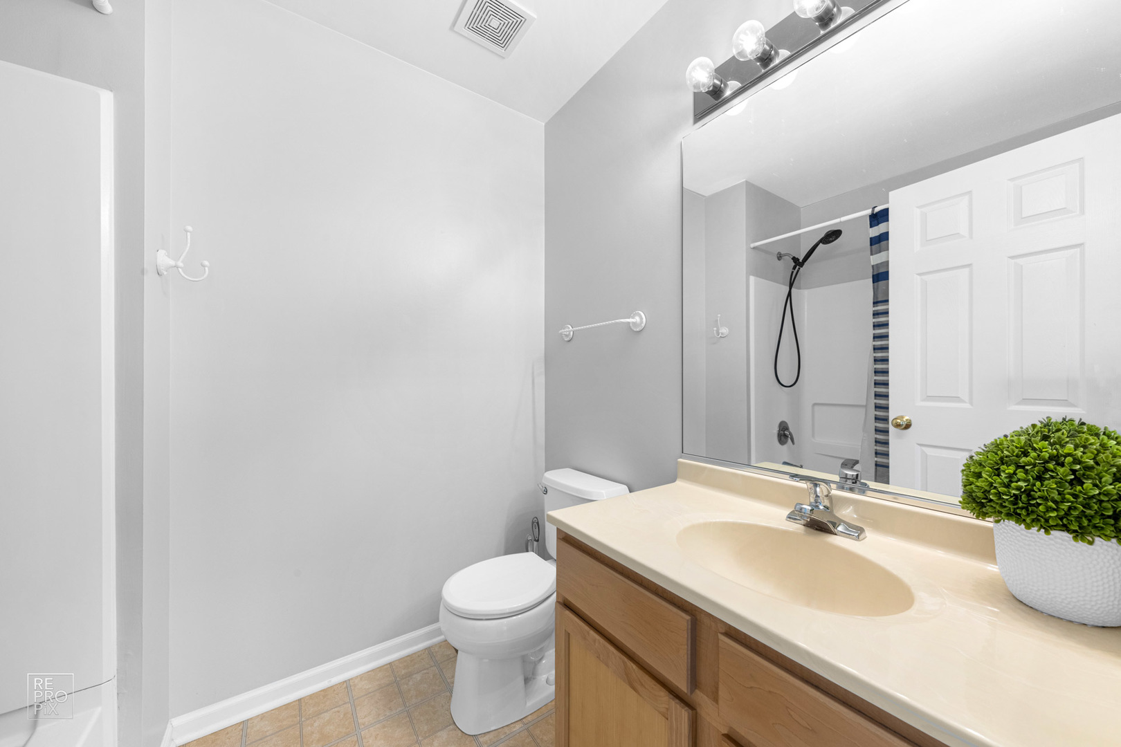 1170 North Nature Court, Unit 1579 Round Lake Beach, IL 60073 - Photo 9 of 10