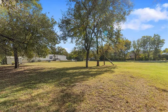 a view of yard with trees