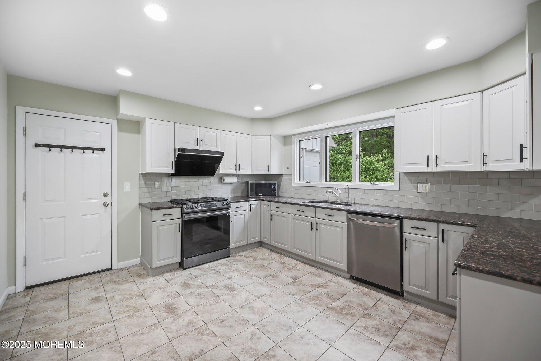 164 Lemon Road Farmingdale, NJ 07727 - Photo 6 of 44 14-web-or-mls-LPM_9096