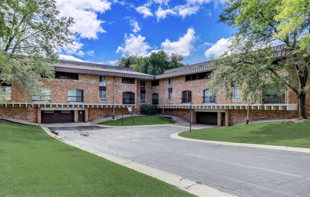 4155 West Rivers Edge Circle, Unit 13 Brown Deer, WI 53209 - Photo 7 of 37 IMG_7898