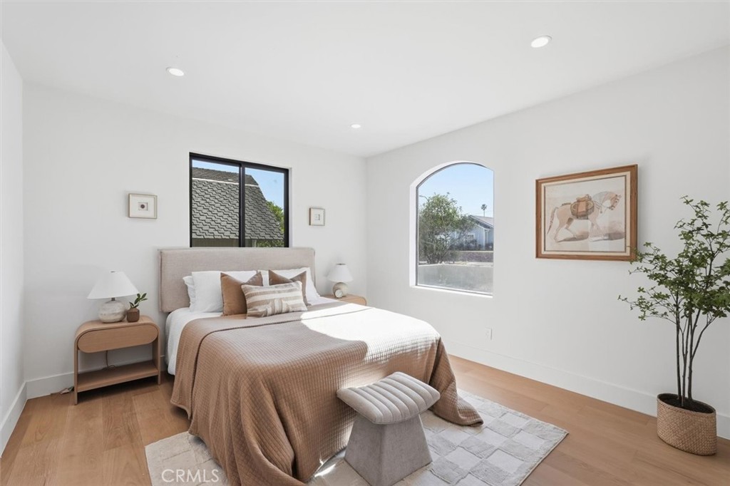 8140 Calabar Avenue Playa del Rey, CA 90293 - Photo 34 of 59 a bedroom with a bed and a potted plant