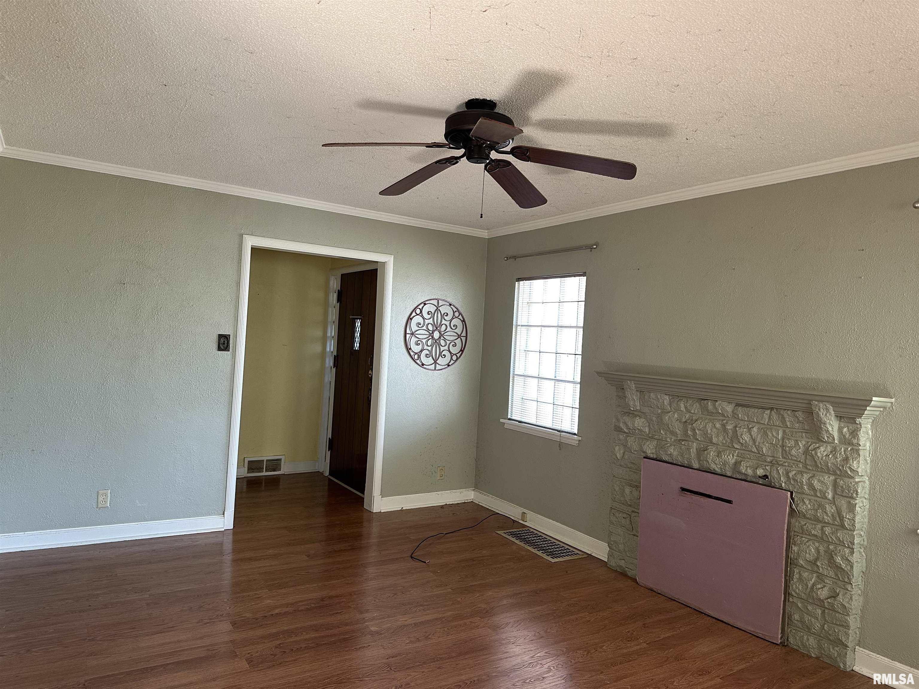 814 Park Place Clinton, IA 52732 - Photo 2 of 11