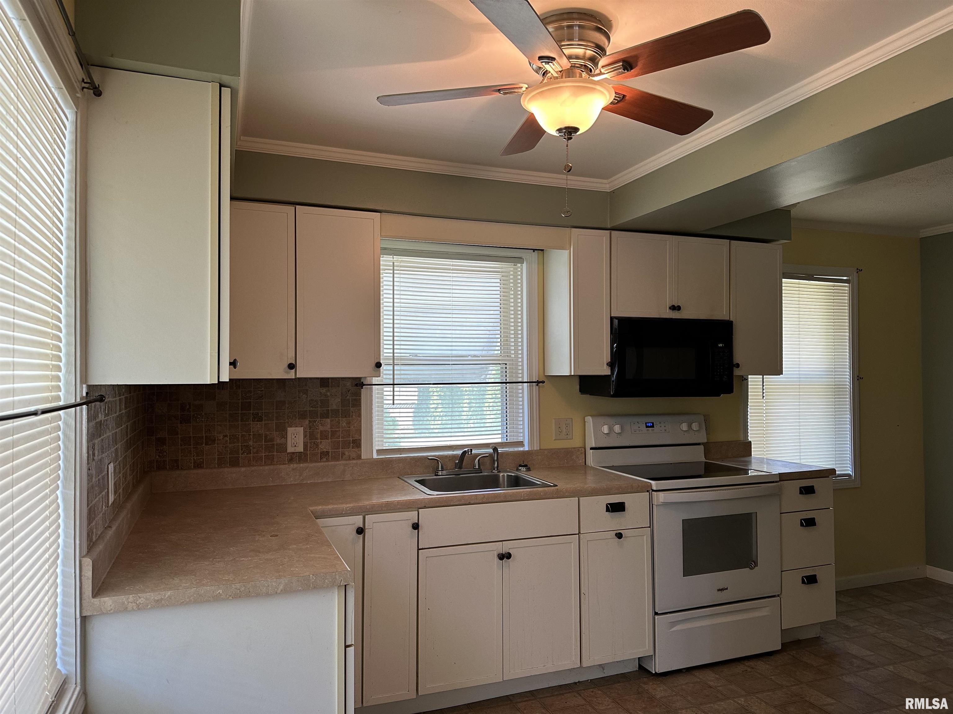 814 Park Place Clinton, IA 52732 - Photo 3 of 11