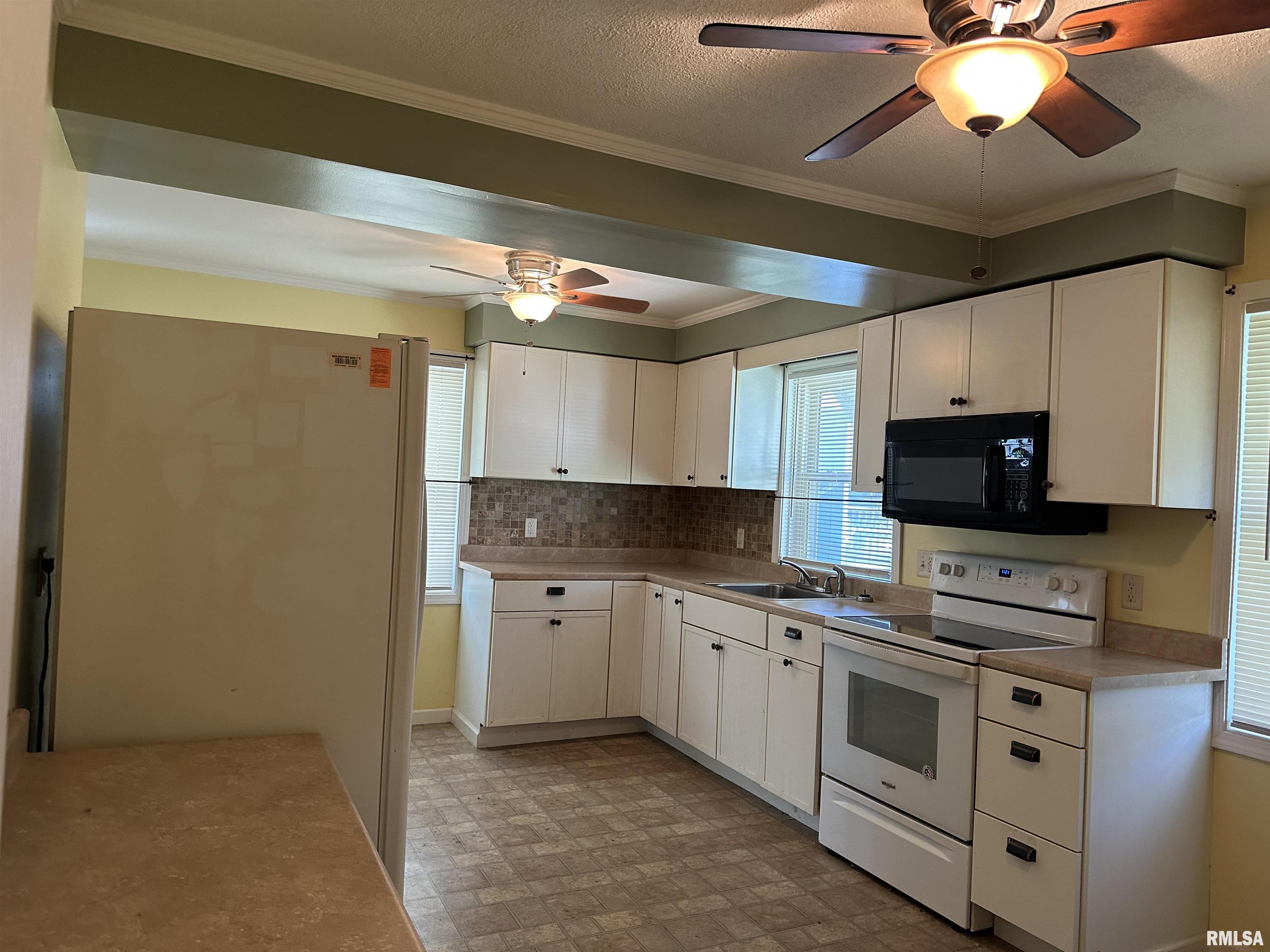 814 Park Place Clinton, IA 52732 - Photo 4 of 11