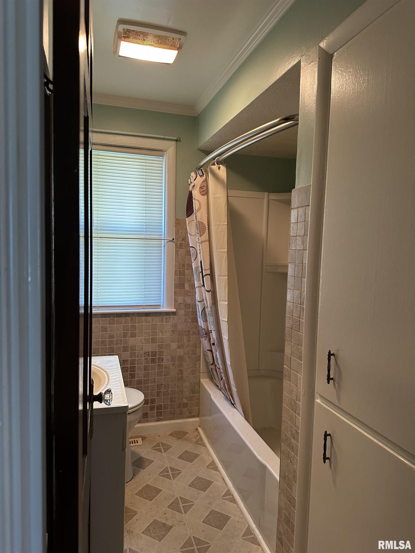 814 Park Place Clinton, IA 52732 - Photo 6 of 11