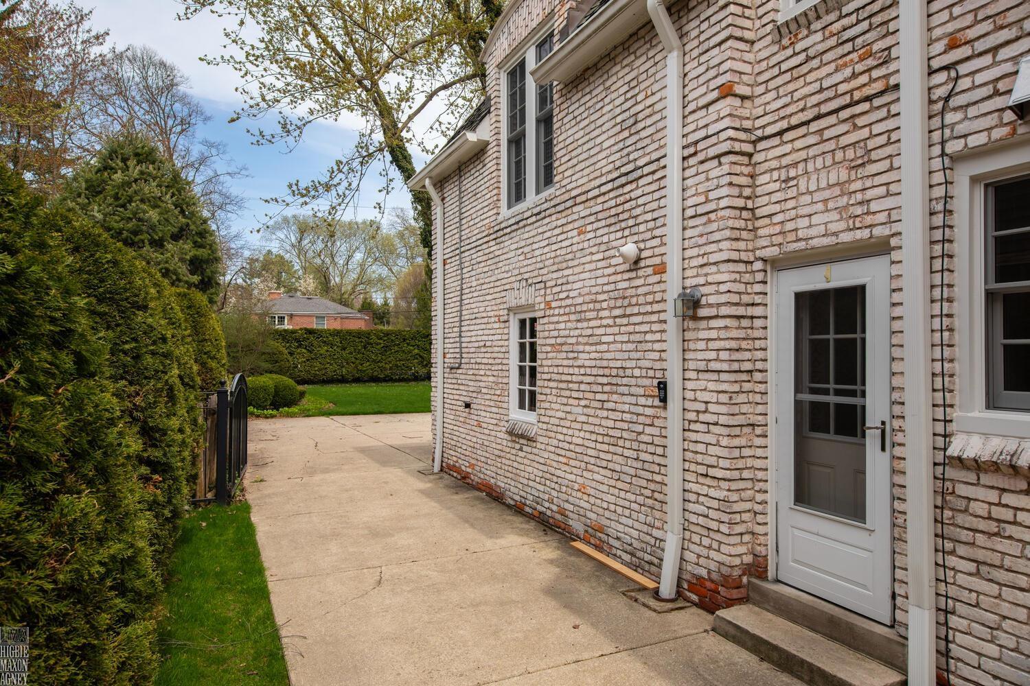 92 Moran Road Grosse Pointe, MI 48236 - Photo 38 of 54 50172882-4071de4f-bed8-426a-9cbd-23c8c3e73b3b.JPG