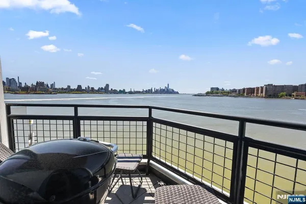 $7,500 | 600 Harbor Boulevard, Unit 870, Weehawken, NJ 07086