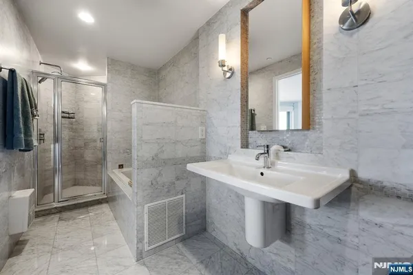 $7,500 | 600 Harbor Boulevard, Unit 870, Weehawken, NJ 07086
