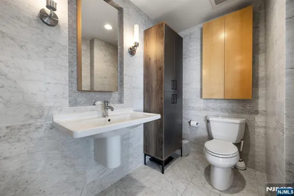 $7,500 | 600 Harbor Boulevard, Unit 870, Weehawken, NJ 07086