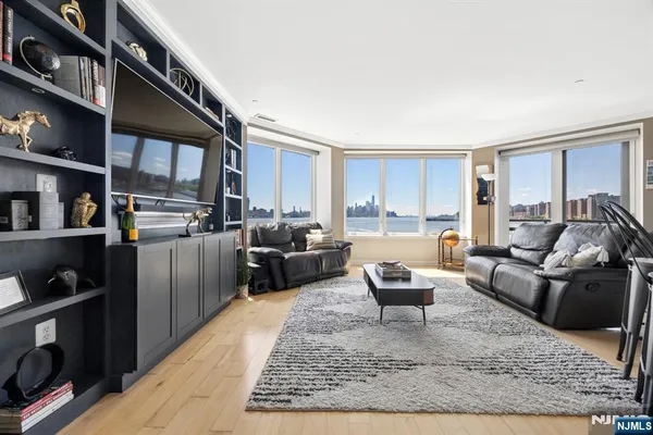 $7,500 | 600 Harbor Boulevard, Unit 870, Weehawken, NJ 07086