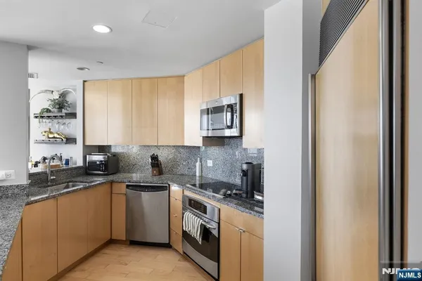 $7,500 | 600 Harbor Boulevard, Unit 870, Weehawken, NJ 07086