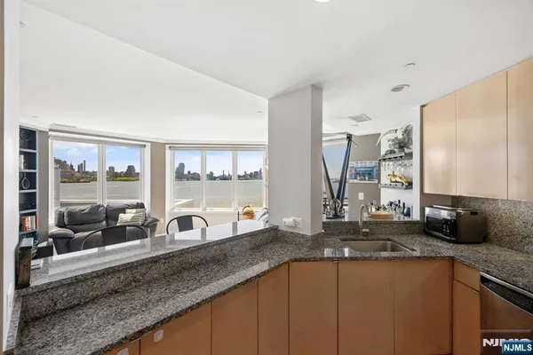 $7,500 | 600 Harbor Boulevard, Unit 870, Weehawken, NJ 07086