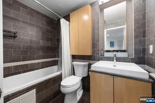 $7,500 | 600 Harbor Boulevard, Unit 870, Weehawken, NJ 07086