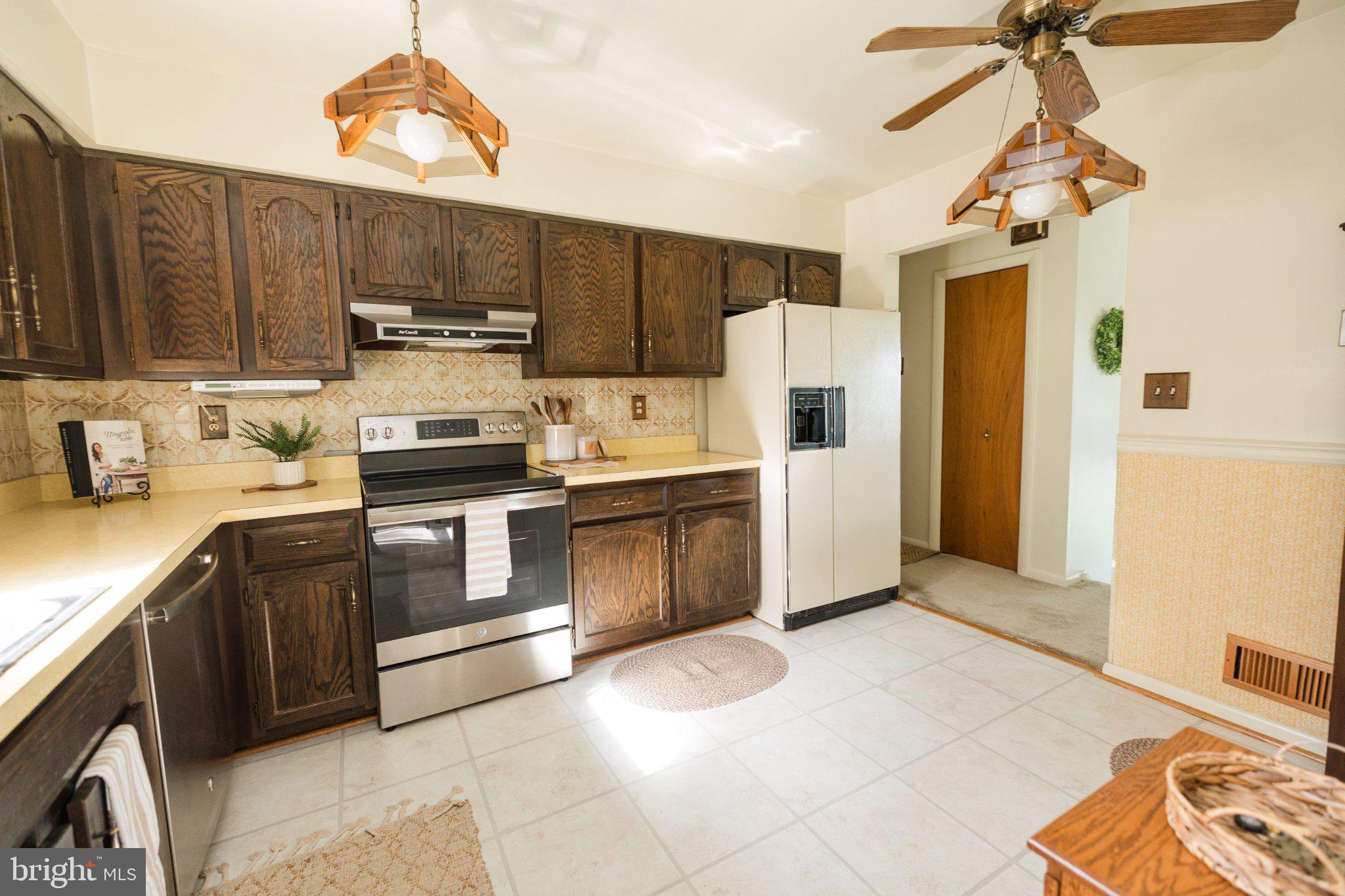 11307 Treeview Lane Monrovia, MD 21770 - Photo 20 of 116 Charming kitchen with modern touches.