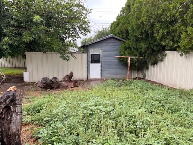 136 Northwest Ave F Hamlin, TX 79520 - Photo 25 of 27 a view of a backyard with potted plants and large tree