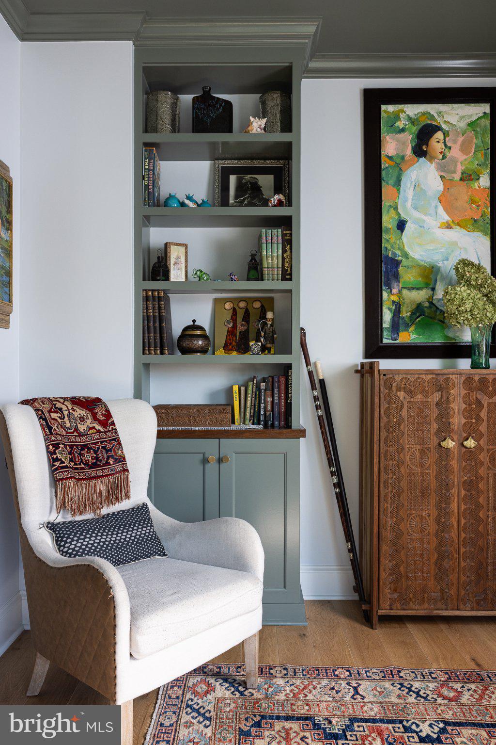 4905 16th Road North Arlington, VA 22207 - Photo 3 of 19 Chic corner with artful accents.