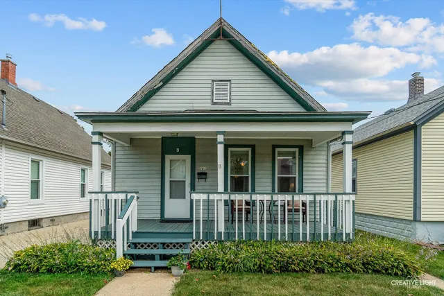 $209,900 | 261 Perry Street, Elgin, IL 60123