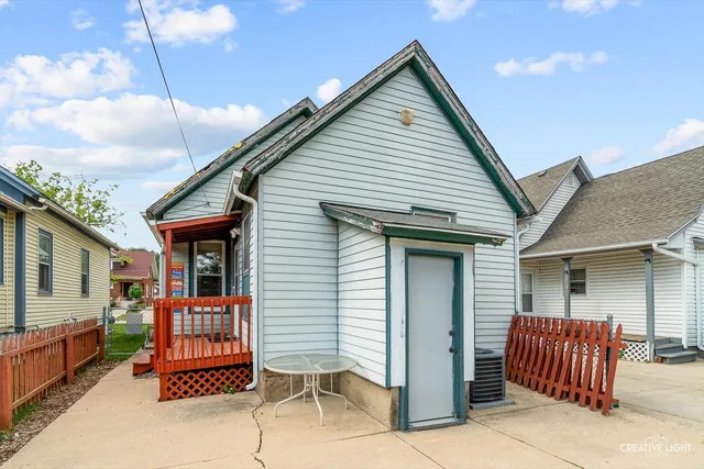 $209,900 | 261 Perry Street, Elgin, IL 60123