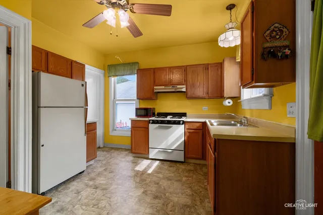 $209,900 | 261 Perry Street, Elgin, IL 60123