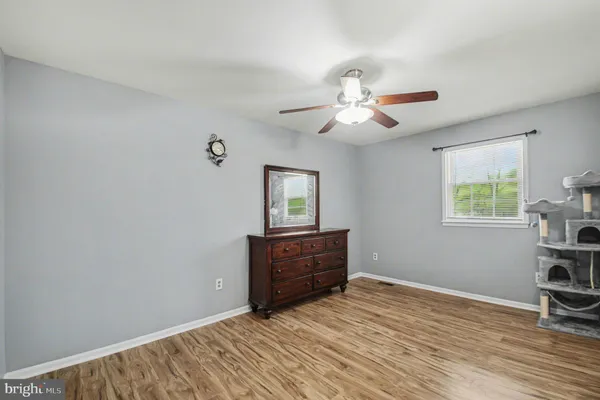 a view of a livingroom with furniture and a ceiling fan
