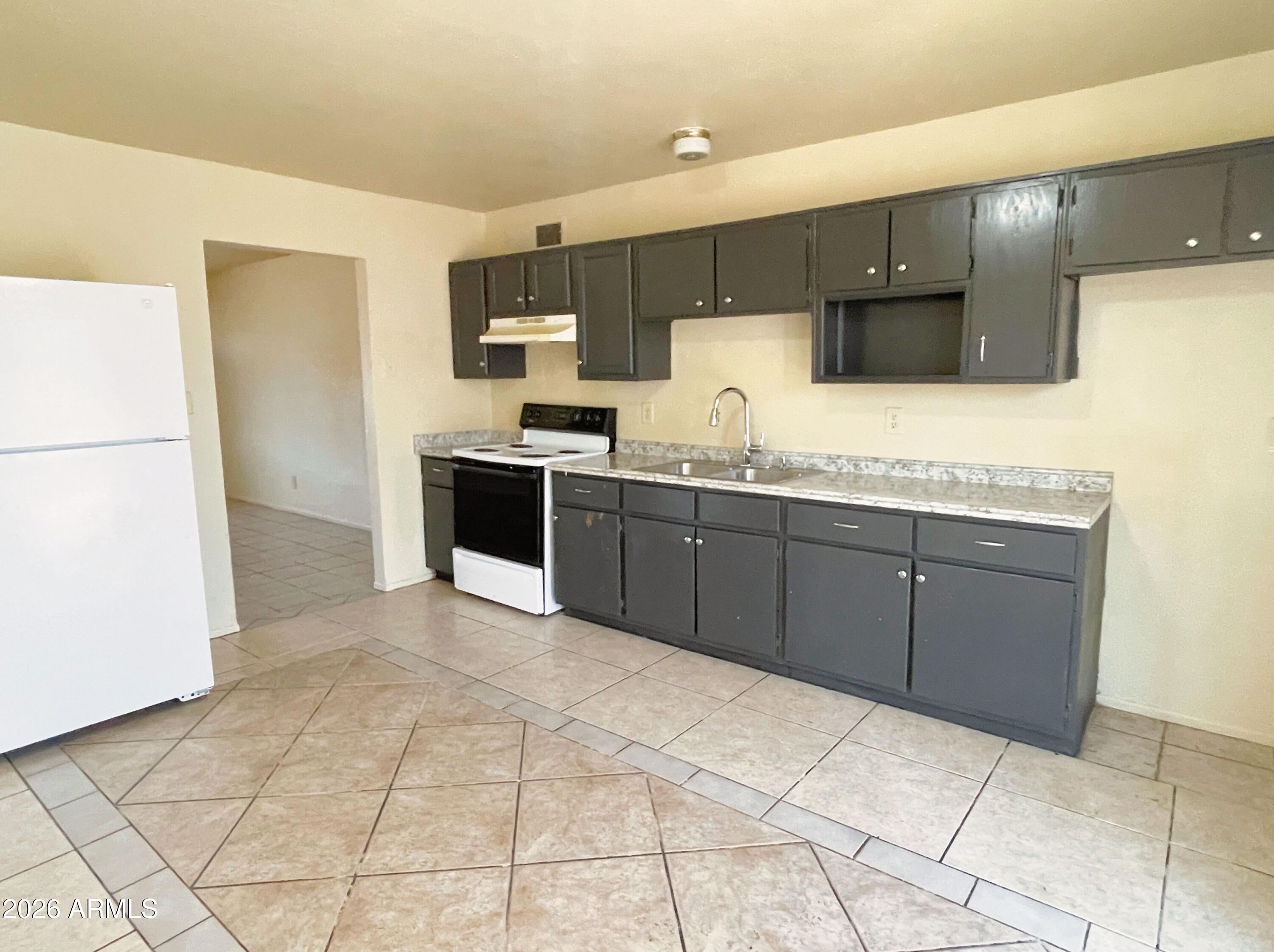 1602 West Fremont Rd. Phoenix, AZ 85041 - Photo 3 of 16 1602 (5)