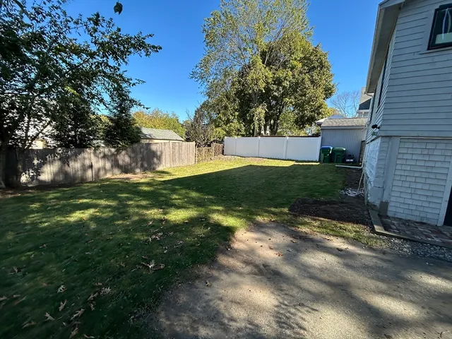 a view of a backyard