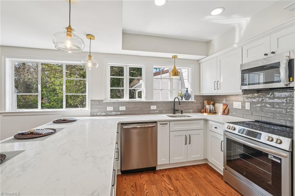 907 Sunset Drive High Point, NC 27262 - Photo 11 of 50 A DREAMY Kitchen!