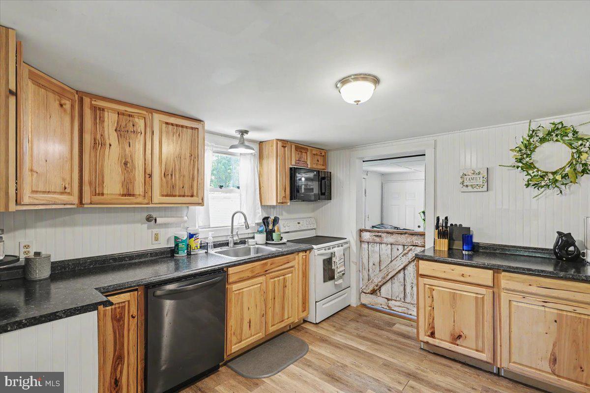 20322 Gum Tree Road Orange, VA 22960 - Photo 11 of 28 Charming kitchen with rustic appeal.