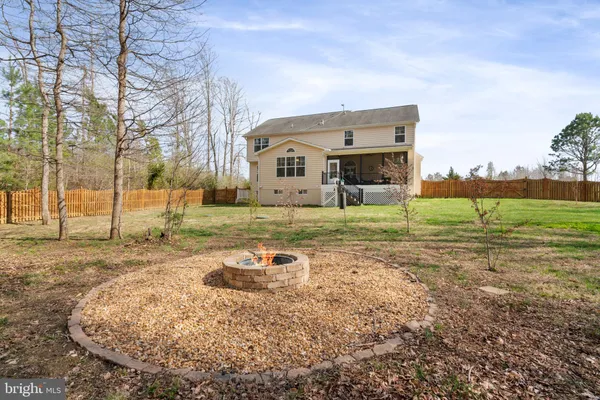 a view of a house with backyard