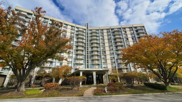 $169,000 | 20 North Tower Road, Unit 6J, Oak Brook, IL 60523