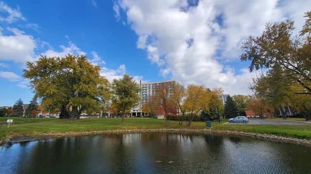 $169,000 | 20 North Tower Road, Unit 6J, Oak Brook, IL 60523