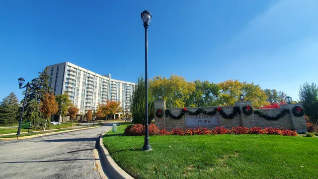 $164,000 | 20 North Tower Road, Unit 6J, Oak Brook, IL 60523