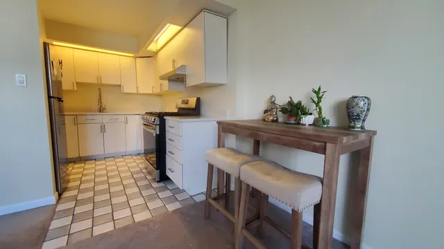 $169,000 | 20 North Tower Road, Unit 6J, Oak Brook, IL 60523