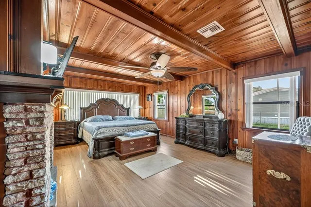 a view of livingroom with furniture