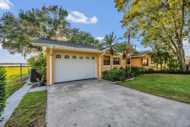 a view of a house with a yard
