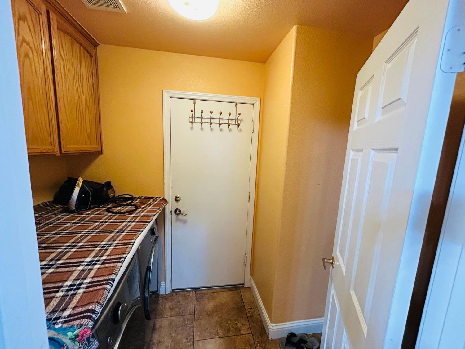 14039 West F Street Kerman, CA 93630 - Photo 12 of 19 a view of room and utility room