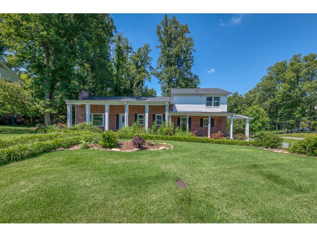 201 Robin Road Bristol, TN 37620 - Photo 1 of 31 Photo 1