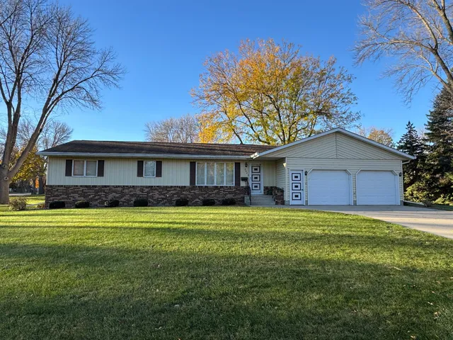 $285,000 | 204 F Street, Marshall, MN 56258