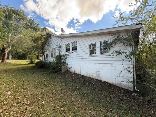 a view of a house with a backyard
