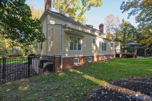 a view of a house with a backyard