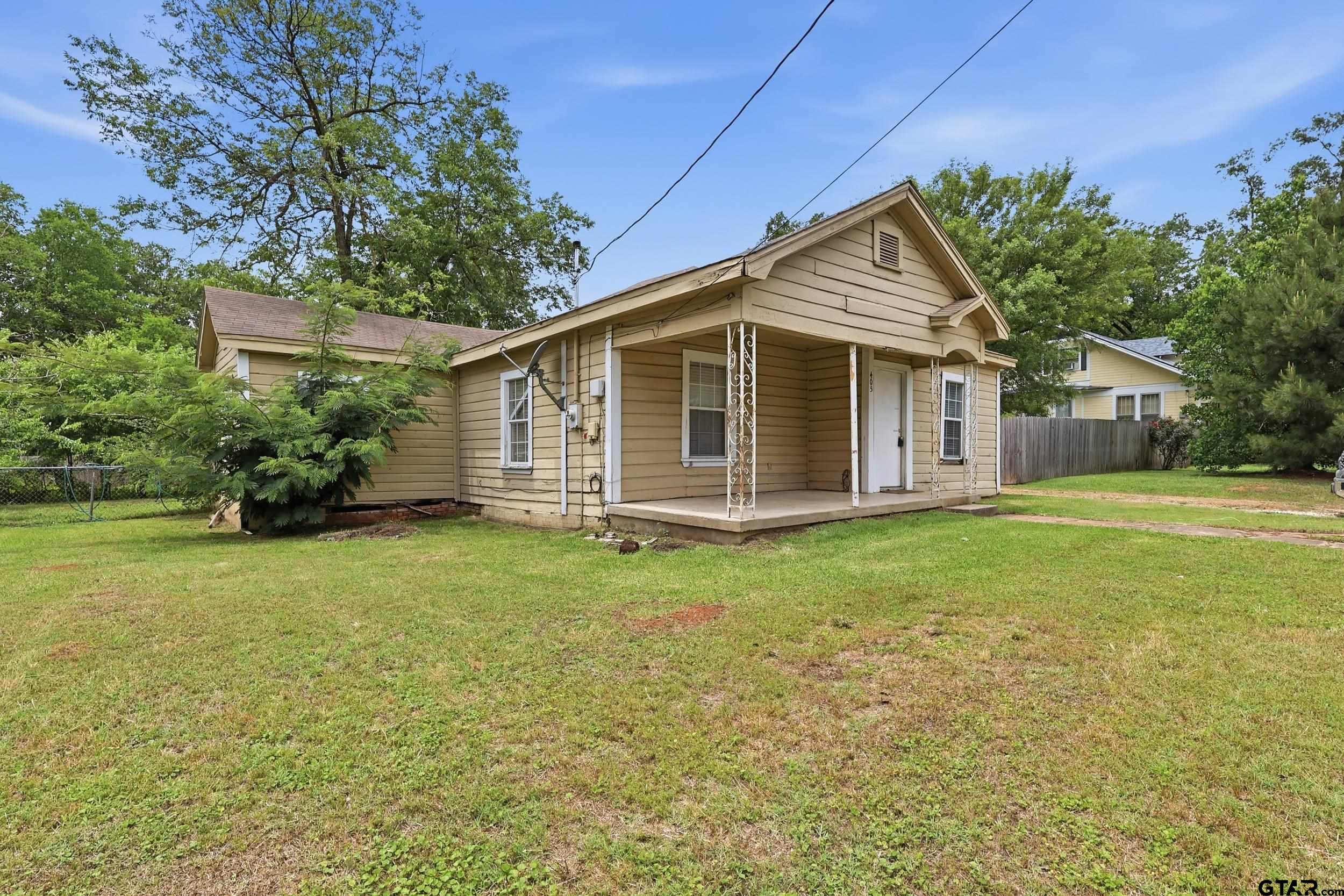 405 Rusk Street Pittsburg, TX 75686 - Photo 4 of 33 a view of a house with backyard and garden